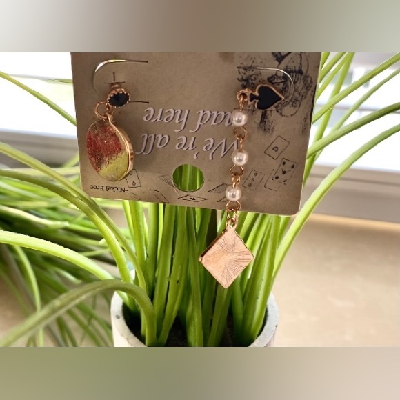 Alice in Wonderland♠️Mismatched Earrings - Picture 3 of 5